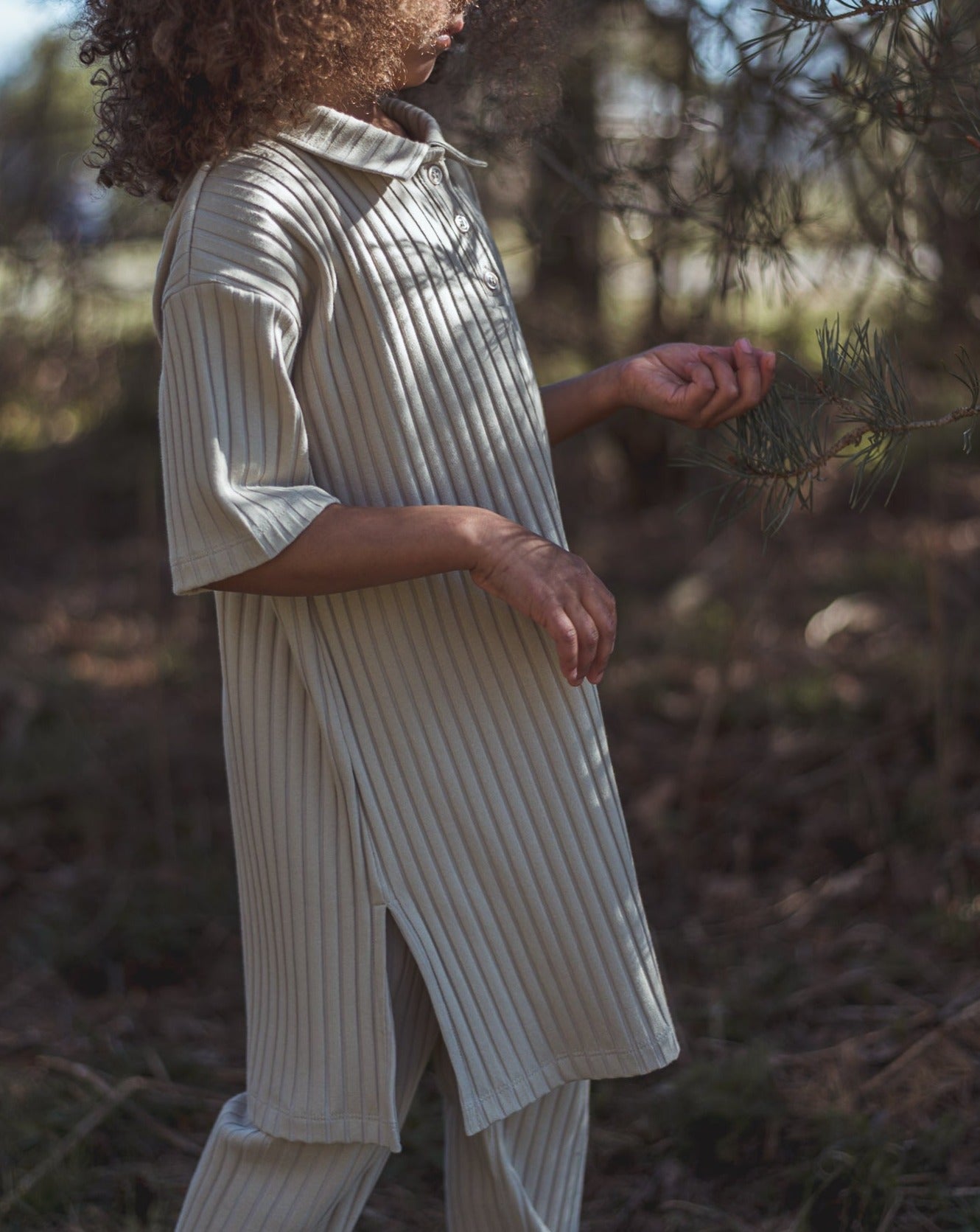 Beige midi length shirt dress in a ribbed jersey fabric. Relaxed fit with elbow length sleeves and a collar neckline with 3 buttons and split hem in both sides.