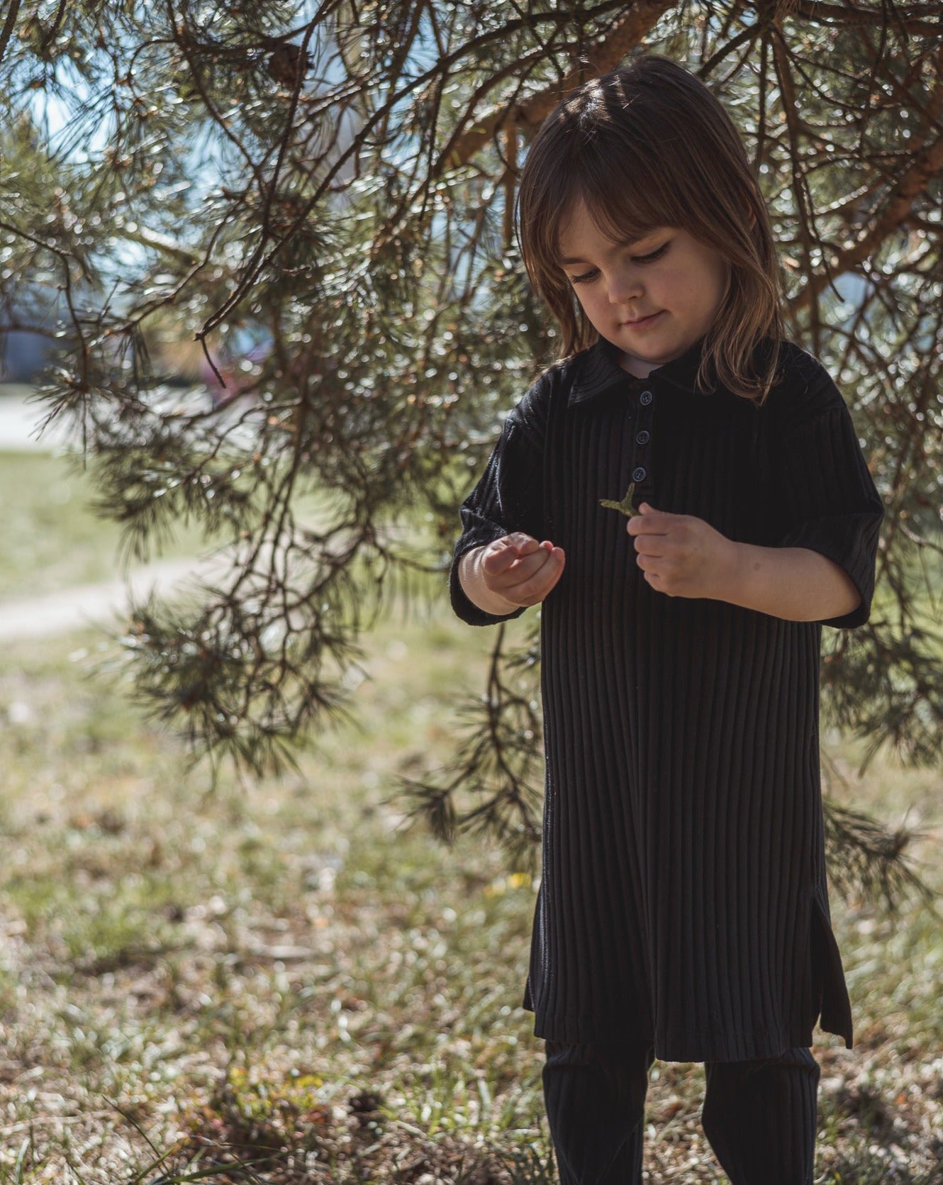 Black midi length shirt dress in a ribbed jersey fabric. Relaxed fit with elbow length sleeves and a collar neckline with 3 buttons and split hem in both sides.