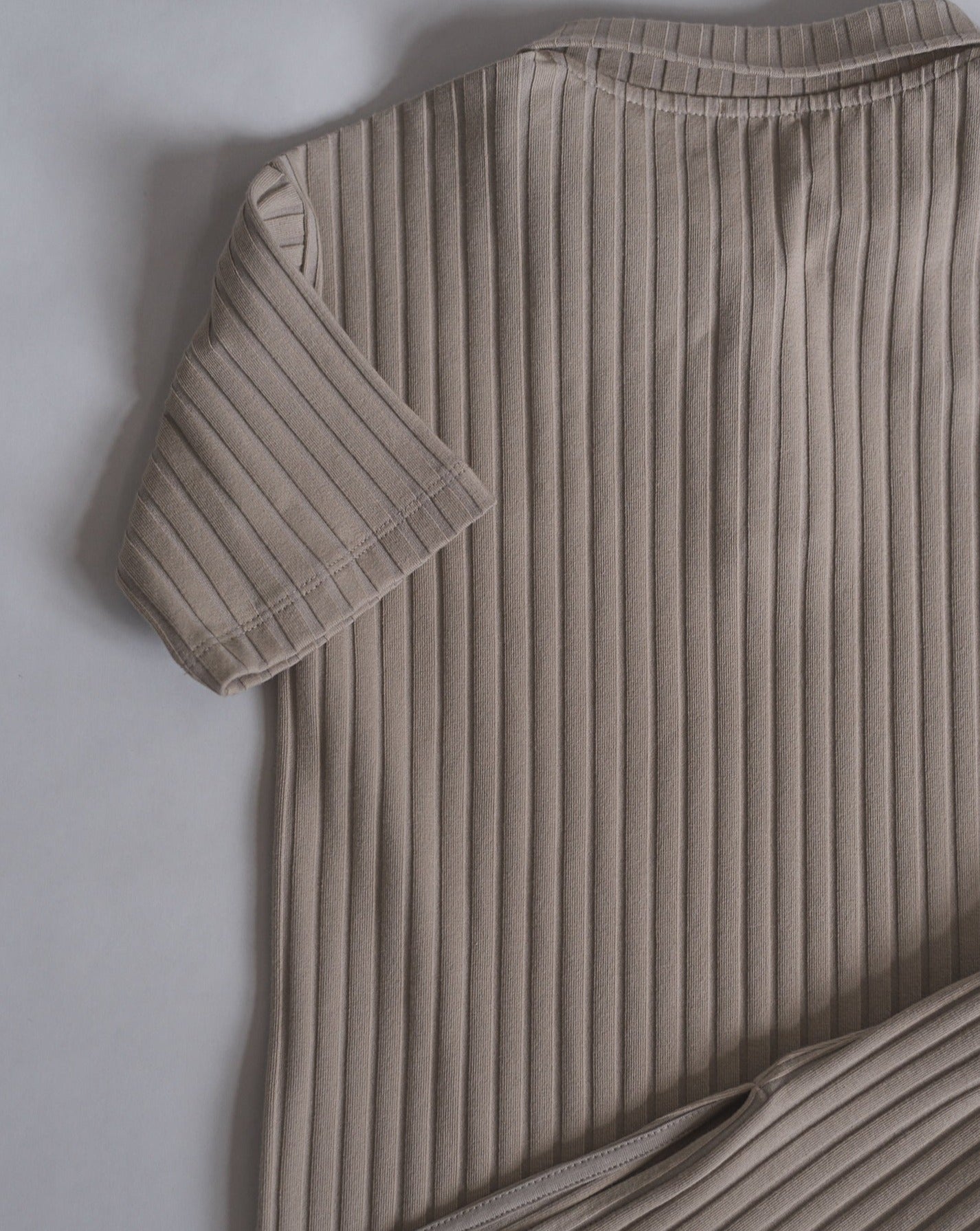 Beige midi length shirt dress in a ribbed jersey fabric. Relaxed fit with elbow length sleeves and a collar neckline with 3 buttons and split hem in both sides.