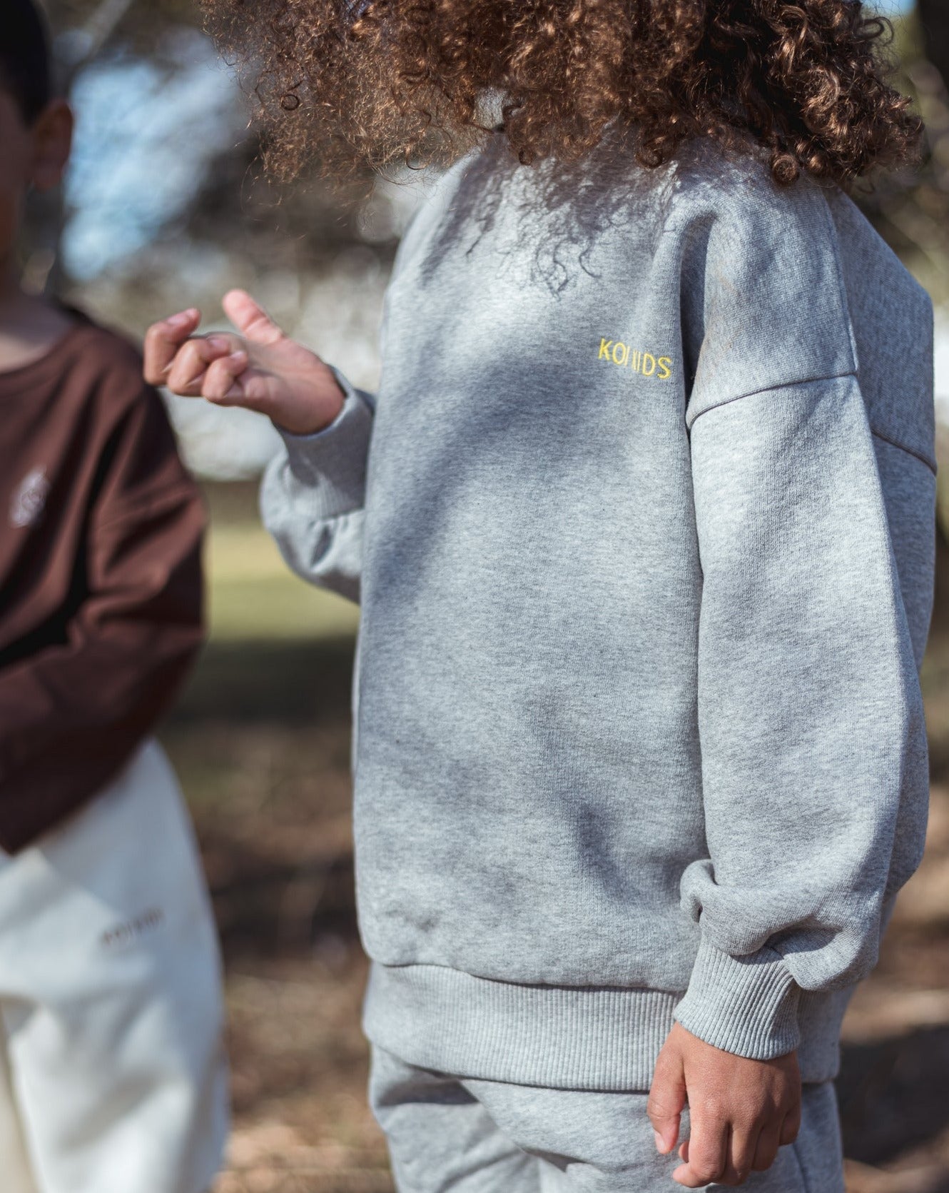 Grey mélange sweatshirt with yellow logo embroidery, dropped shoulders and foldable cuffs with an oversized fit.