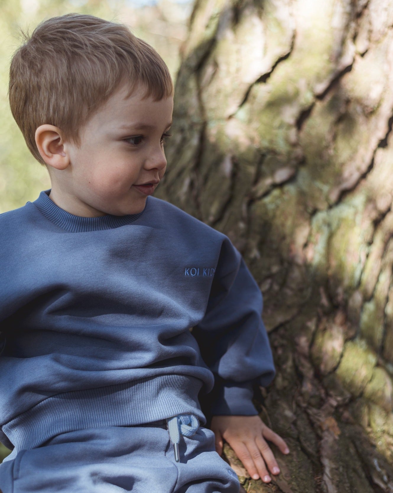 Denim blue sweatshirt with light blue logo embroidery, dropped shoulders and foldable cuffs with an oversized fit.