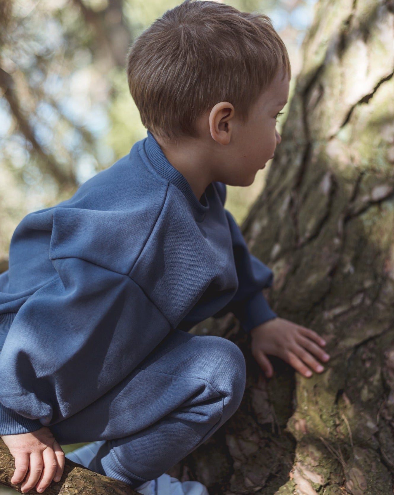 Denim blue sweatshirt with light blue logo embroidery, dropped shoulders and foldable cuffs with an oversized fit.
