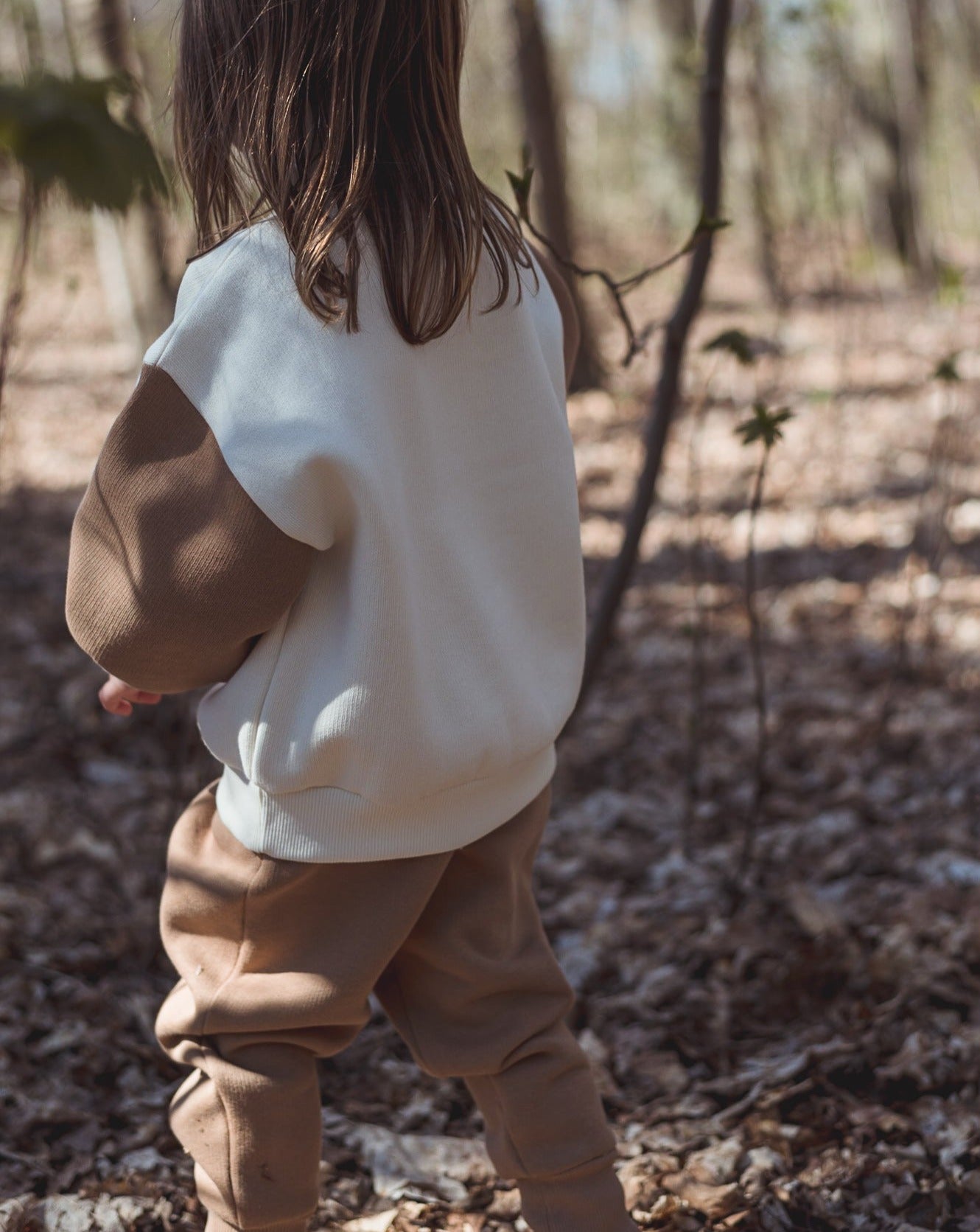 Camel colored sweatpants with a drawstring elasticated waist, offwhite logo embroidery, side pockets and ribbed cuffs.
