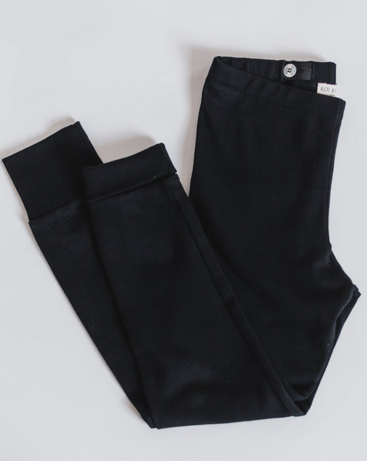 Leggings made from 100% GOTS certified organic cotton in black, with Koi fish cotton badge at back pocket. Elastic adjustable waist, foldable cuffs at the bottom of the legs.