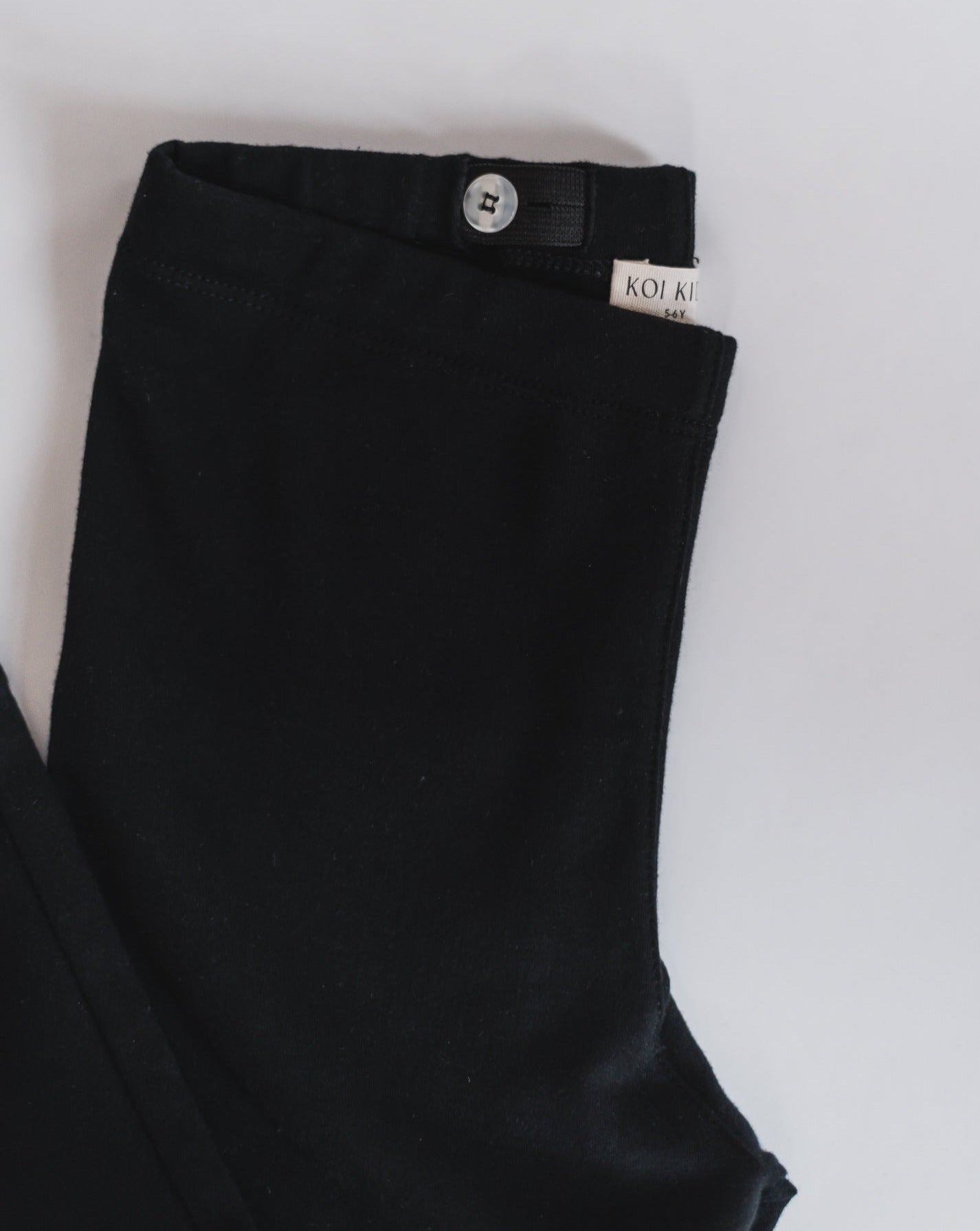 Leggings made from 100% GOTS certified organic cotton in black, with Koi fish cotton badge at back pocket. Elastic adjustable waist, foldable cuffs at the bottom of the legs.
